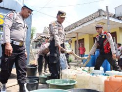 Menggunakan Water Cannon Polisi Kembali Distribusikan Air Bersih untuk Warga di Lumajang