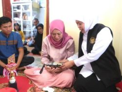 Wujudkan Cita-cita Farhat, Gubernur Jatim Berangkatkan Umrah Supriyanto-Fitria Ekasari