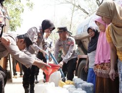 Sinergitas Polwan Polres Ponorogo Bersama TNI dan BPBD Droping Air Bersih untuk Warga Slahung