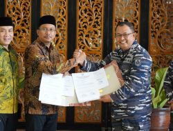 Bupati Sidoarjo Serahkan Hibah 11 Unit Mobil Operasional untuk TNI AL