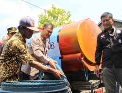 Sambut HUT Humas Polri ke 72, Polda Jateng Salurkan Ratusan Ribu Liter Air Bersih di Wilayah Terdampak Kekeringan