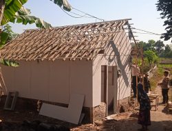 Polisi Peduli, Gubuk Seorang Nenek di Jember Direnovasi Jadi Rumah Layak Huni