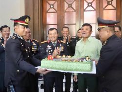 Surprise untuk HUT TNI ke 78, Kapolda Jateng Kunjungi Rumah Dinas Pangdam IV/Diponegoro
