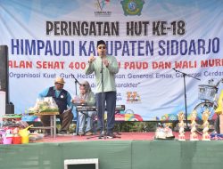 HUT Himpaudi ke-18, Bupati Sidoarjo Hadiakan Satu Buah Motor Matic di Acara Jalan Sehat