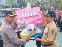 Polresta Banyuwangi Serahkan Hadiah Lomba Yel-Yel dan Lomba Kebersihan Tour of Kemala 2023
