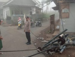 2 Tiang Listrik PLN Roboh sebabkan 2 Desa Alami Pemadaman, Polsek Jelbuk Sigap Lakukan Evakuasi