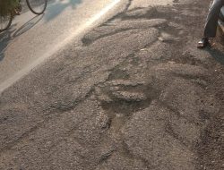 Akses Jalan Kabupaten Penghubung Wuluhan – Puger Rusak Parah, Rawan Laka Lantas