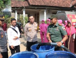 Polres Ponorogo Bersama Bhayangkari Kembali Droping Air Bersih untuk Warga Terdampak Kemarau Panjang
