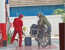 Meski Ada Larangan, SPBU Brangkal Kepohbaru Masih Nekad Layani Pembelian Pertalite Memakai Jerigen Plastik