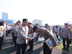 216 Personel Polri dan PNS Polda Jatim Peroleh Penghargaan dari Kapolda