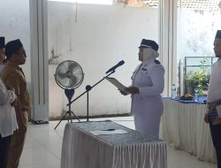 Ning Lurah Ely Melantik dan Mengambil Sumpah Muhammad Nasrullah Sebagai Kaur Keuangan Desa Brangkal