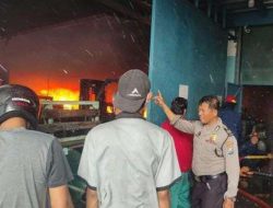 Pabrik Furniture Ekspor di Wadung Asih Sidoarjo Terbakar