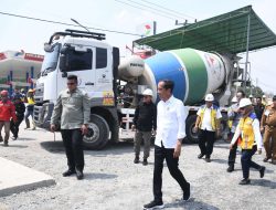 Presiden Jokowi Cek Perbaikan Jalan Rusak di Lampung Tengah