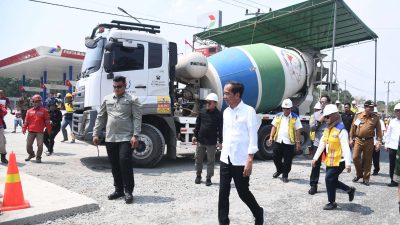 Presiden Jokowi Cek Perbaikan Jalan Rusak di Lampung Tengah