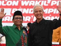 Menkopolhukam Mahfud MD Serahkan Surat Izin Kepada Presiden