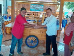 Dinsos Kabupaten Madiun Serahkan 26 Gerobak UMKM