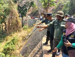 Perum Perhutani KPH Bondowoso Bekerjasama dengan (LP2SM) dan Forkopimcam Wringin Gelar Acara Edukasi Peduli Alam serta Memberi Makan Satwa Liar