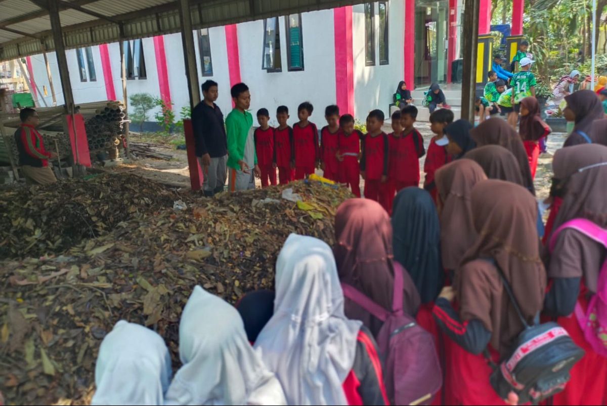 Pemkab Bojonegoro Beri Edukasi Siswa Tentang Pengolahan Sampah Atasi