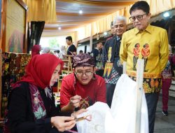 UMKM Bojonegoro Pamerkan Produk Unggulan di Anjungan Jawa Timur TMII, Ajak Pengunjung Membatik 
