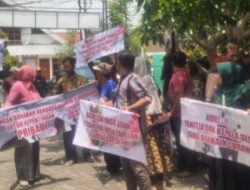 Tidak Puas Hasil Seleksi Perangkat Desa, Kantor DPMD Bojonegoro di Gruduk Puluhan Warga Desa Tapelan