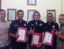 Dedik Sugianto Serahkan SK SWI Madiun dan Sertifikat Kompetensi Wartawan Muda Reporter 