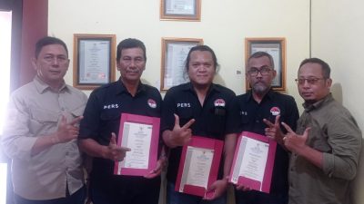 Dedik Sugianto Serahkan SK SWI Madiun dan Sertifikat Kompetensi Wartawan Muda Reporter 