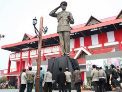Kapolri Bersama Panglima TNI Resmikan Monumen Jenderal Hoegeng di Kota Pekalongan