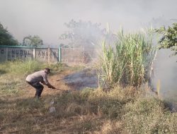 Anggota Polsek Sidoarjo Kota Turun Langsung Bantu Padamkan Kebakaran Lahan
