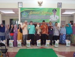 Bupati Sidoarjo Serahkan Bantuan Beras 10 kg Kepada 93.635 KPM