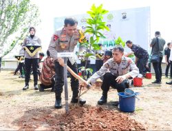 Penanaman 10 Juta Pohon Serentak, Kapolda Jateng Pimpin Penanaman Ribuan Pohon di Lahan Kritis