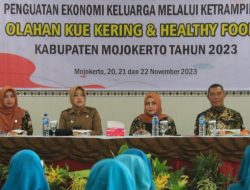 Perkuat Perekonomian Keluarga, DPMD Kabupaten Mojokerto Gelar Pelatihan Olahan Kue Kering kepada Kader PKK