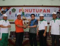 Raih Juara Umum Porseni MA Se-Jatim, Pj Adriyanto Berikan Thropy Kepada Kepala Kemenag Bojonegoro