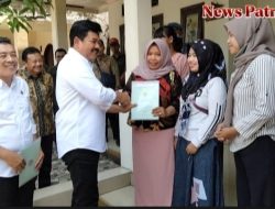 Menteri ATR BPN Bagikan Sertifikat Tanah pada Korban Lumpur Lapindo Sidoarjo