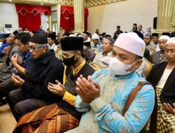 Bupati Hendy Siswanto Serahkan Insentif Guru Ngaji, Mudin dan Dana Hibah untuk Tempat Ibadah di Jember