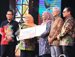 Gubernur Khofifah Serahkan Berbagai Penghargaan BUMDesa 2023