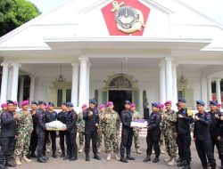 HUT Ke-78, Marinir Terima Kejutan dari Brimob Polri