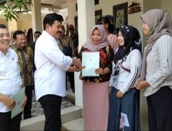 Menteri ATR BPN Bagikan Sertifikat Tanah Pada Korban Lumpur Lapindo Sidoarjo