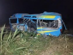 KA Probowangi Tabrak Minibus di Lumajang 11 Orang Meninggal