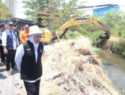 Gubernur Khofifah Masifkan Bersih bersih Sungai Jelang Musim Hujan