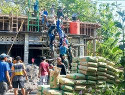 Babinsa Koramil Kapas Bojonegoro bantu Pengecoran Pembangunan Musholla Baiturrahman Kedaton