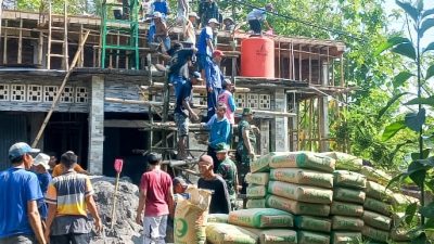 Babinsa Koramil Kapas Bojonegoro bantu Pengecoran Pembangunan Musholla Baiturrahman Kedaton