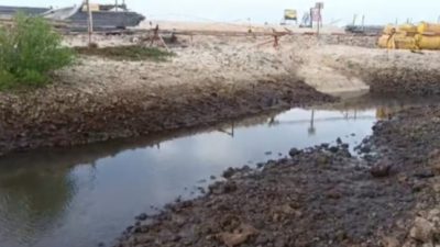 Kondisi Air di Aliran Laut Sekitar Pantai Pasir Putih Desa Remen Keruh, Diduga Akibat Limbah Milik TPPI Tuban