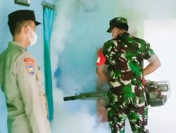 Babinsa Koramil Dander Bojonegoro Bantu Bersihkan Lumpur Akibat Banjir Bandang