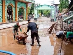 Babinsa Koramil Dander Bojonegoro Bantu Bersihkan Lumpur Akibat Banjir Bandang