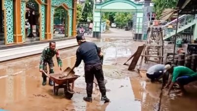 Babinsa Koramil Dander Bojonegoro Bantu Bersihkan Lumpur Akibat Banjir Bandang