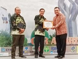 Perhutani KPH Madura Menerima Piagam Penghargaan CSR Award 2023 dari Pemkab Pamekasan
