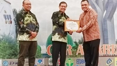 Perhutani KPH Madura Menerima Piagam Penghargaan CSR Award 2023 dari Pemkab Pamekasan