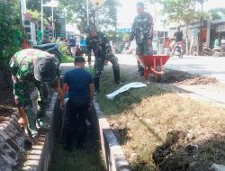Antisipasi Banjir, Babinsa Koramil Sugihwaras Bojonegoro Normalisasi Saluran Air