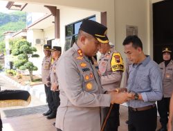 Kapolres Wonogiri Bagikan Buku Saku Netralitas Polri kepada Seluruh Personel