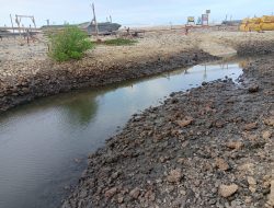 Bau Menyengat Limbah Diduga Milik PT. TPPI Tuban Warga Kawatir Timbulkan Penyakit
